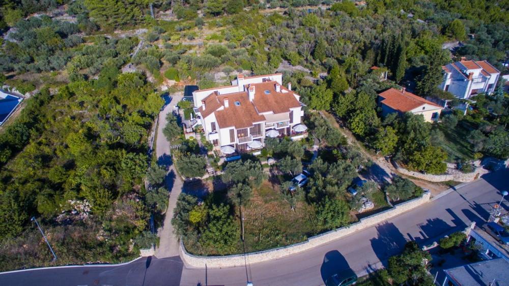 Apartments Palma & Pino Cres Exterior photo