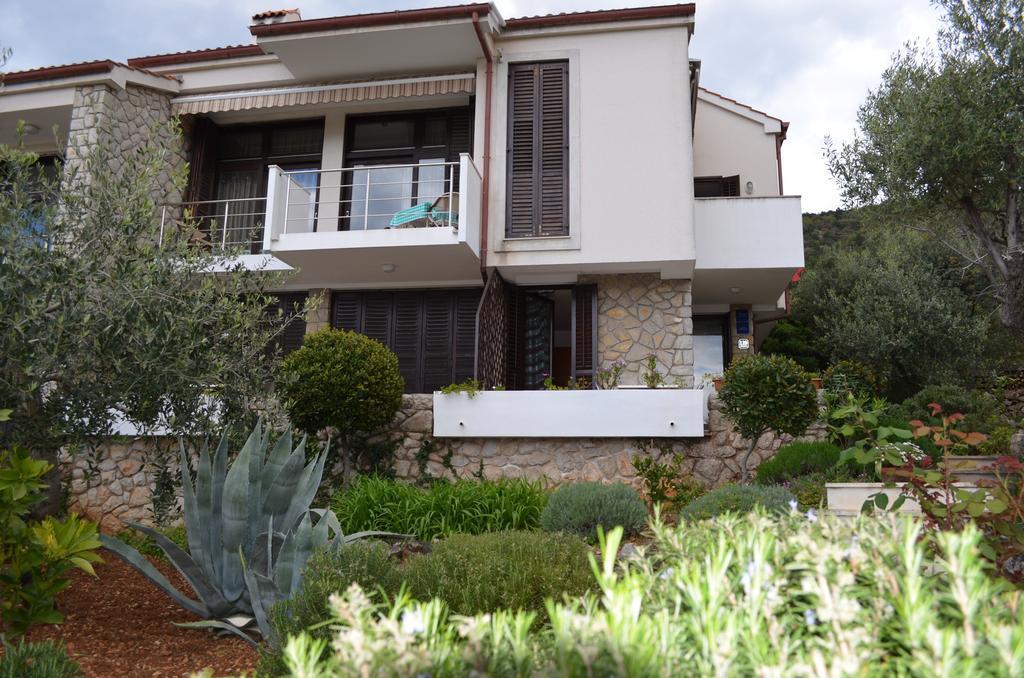 Apartments Palma & Pino Cres Exterior photo