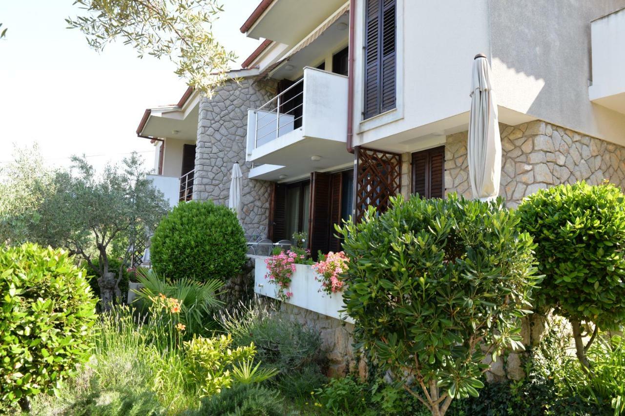 Apartments Palma & Pino Cres Exterior photo